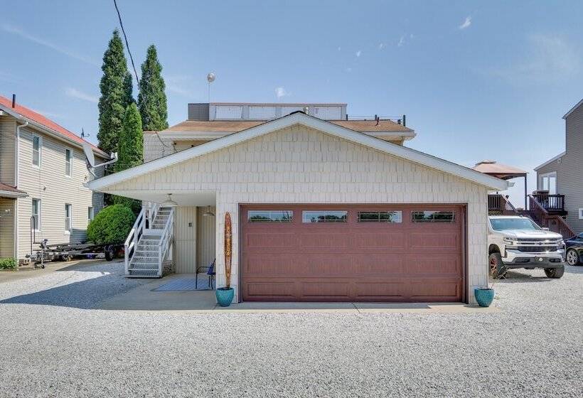 Lakefront Home W/ Rooftop Deck, Grill, Games!