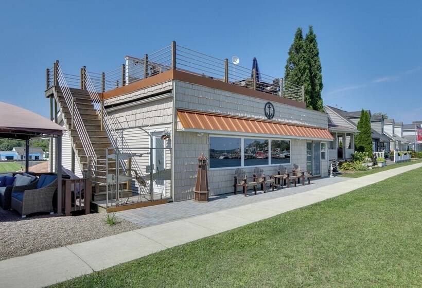 Lakefront Home W/ Rooftop Deck, Grill, Games!