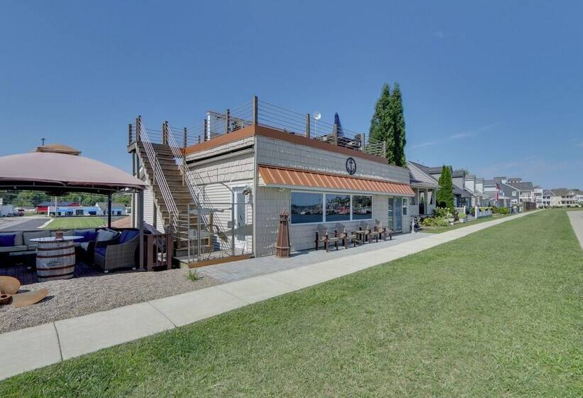 Lakefront Home W/ Rooftop Deck, Grill, Games!