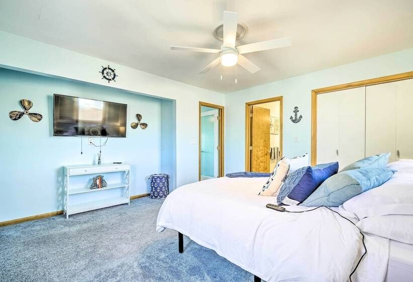 Lakefront Home W/ Rooftop Deck, Grill, Games!