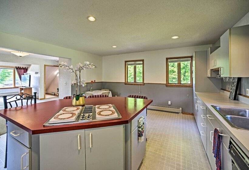 Lakeside Berkshires Home Near Hiking & Skiing!