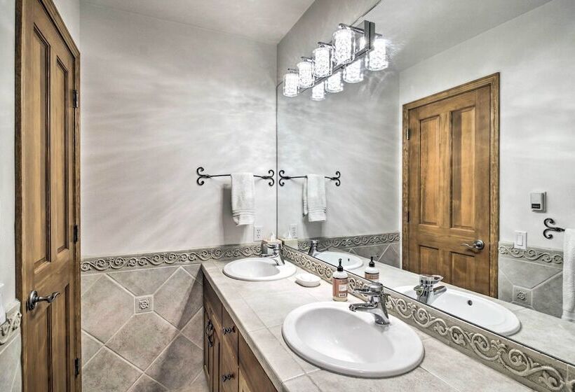 Large Home W/ Patio & Yard, 2 Mi To Downtown