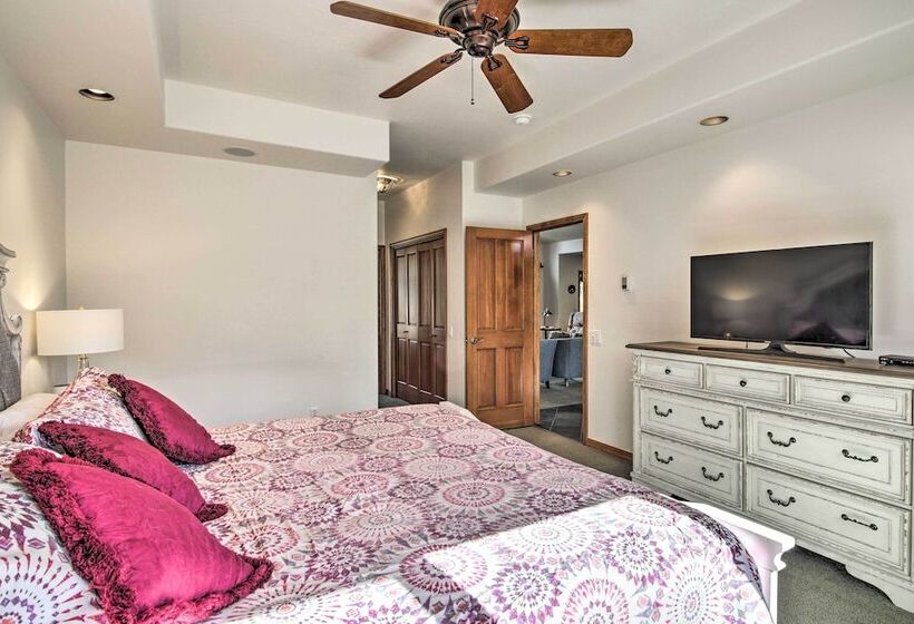 Large Home W/ Patio & Yard, 2 Mi To Downtown