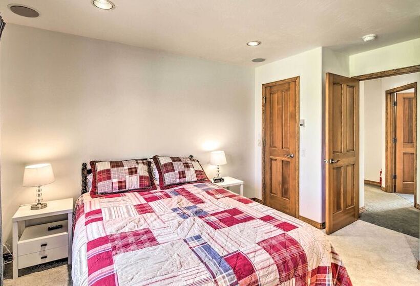 Large Home W/ Patio & Yard, 2 Mi To Downtown