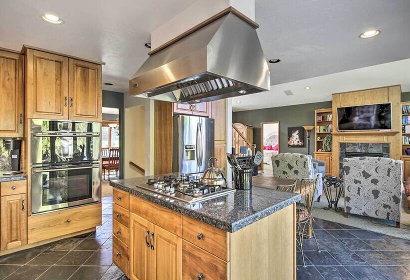 Large Home W/ Patio & Yard, 2 Mi To Downtown