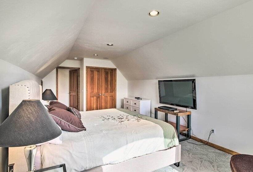 Large Home W/ Patio & Yard, 2 Mi To Downtown