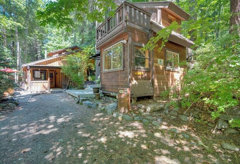 Leavenworth Cabin W/ Private Hot Tub!