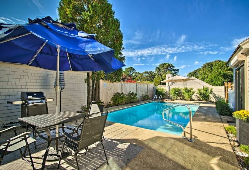 2 Mi To South Cape Beach State Park: Home W/ Yard!