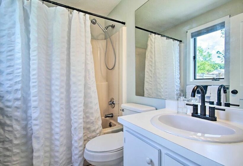 2 Mi To South Cape Beach State Park: Home W/ Yard!