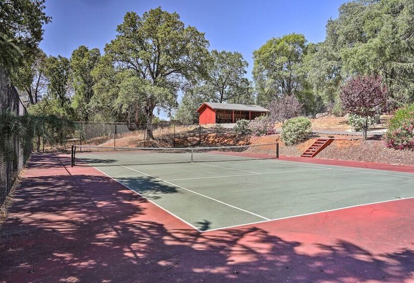 Luxe Auburn Hideaway W/ Tennis Court & Views!