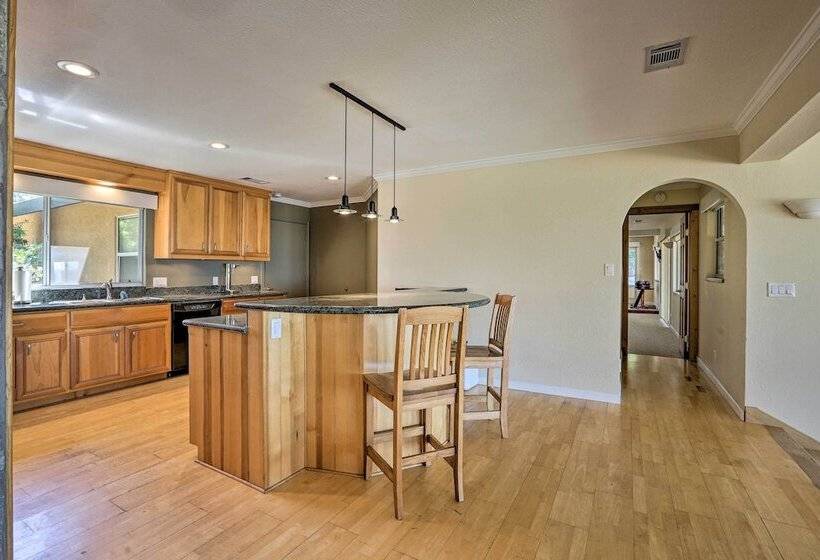 Luxe Auburn Hideaway W/ Tennis Court & Views!