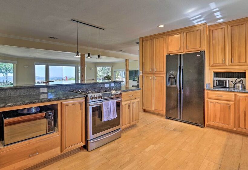 Luxe Auburn Hideaway W/ Tennis Court & Views!