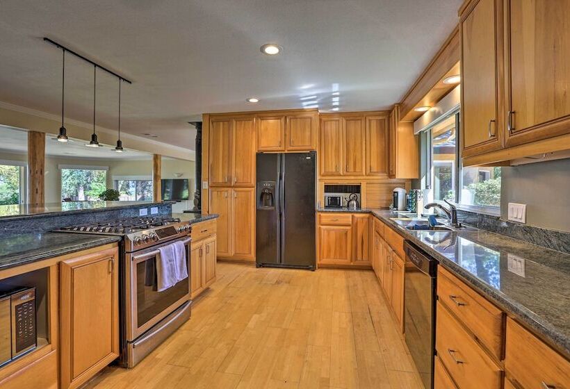 Luxe Auburn Hideaway W/ Tennis Court & Views!