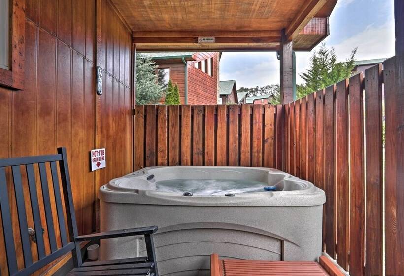 Rustic Pigeon Forge Cabin W/ Hot Tub: Near Town!