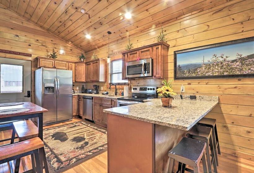 Rustic Pigeon Forge Cabin W/ Hot Tub: Near Town!