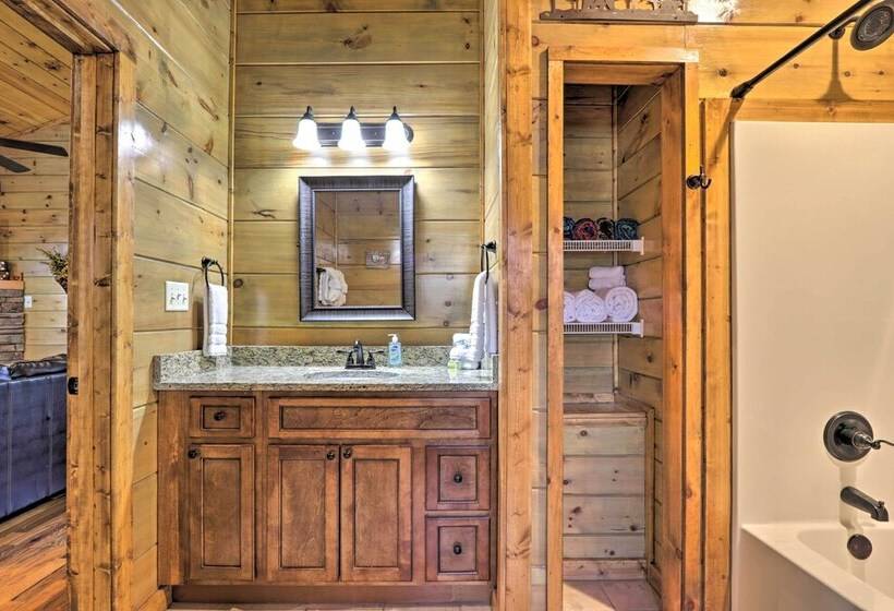 Rustic Pigeon Forge Cabin W/ Hot Tub: Near Town!