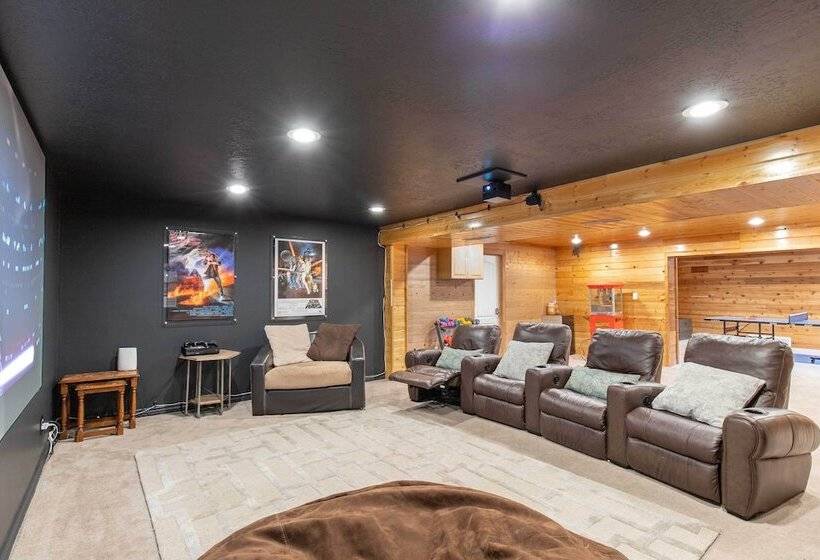 Luxe Heber City Cabin + Hot Tub & Guest House