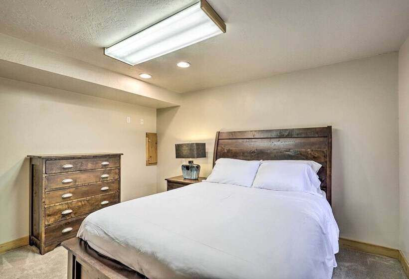 Luxe Heber City Cabin + Hot Tub & Guest House