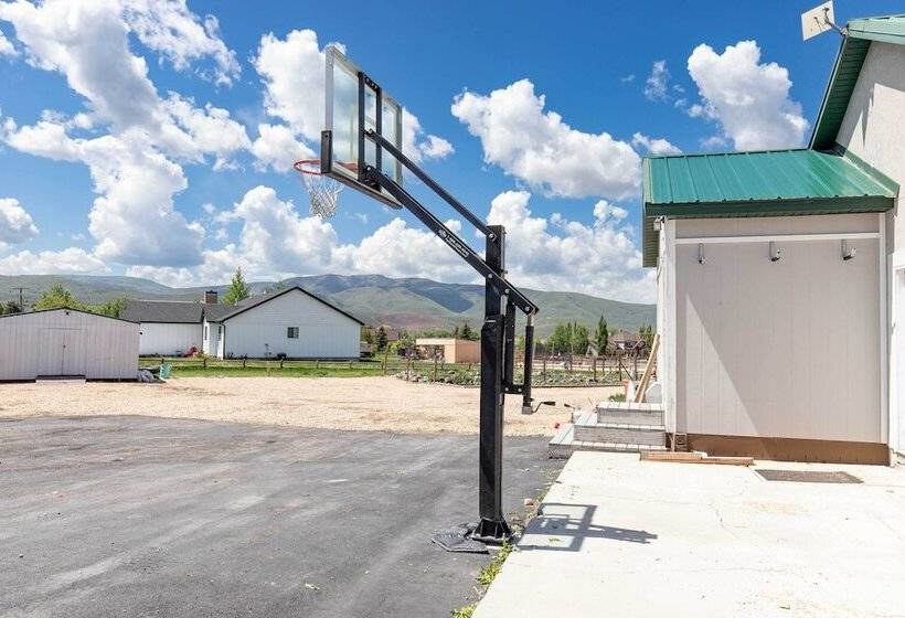 Luxe Heber City Cabin + Hot Tub & Guest House