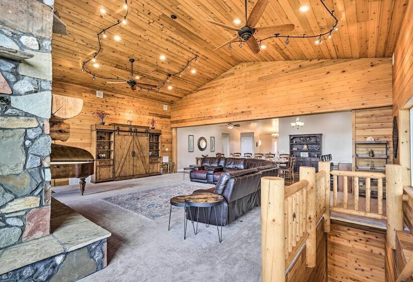 Luxe Heber City Cabin + Hot Tub & Guest House