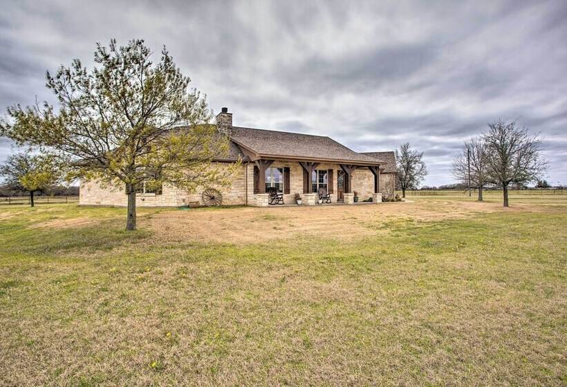 < 3 Mi To Texas Tulips: Pilot Point Home W/ Patio