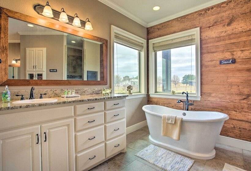 < 3 Mi To Texas Tulips: Pilot Point Home W/ Patio