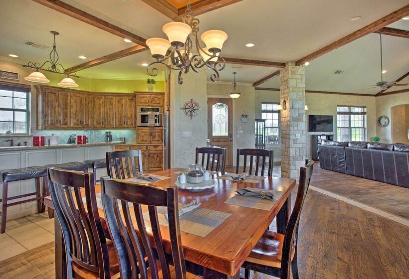 < 3 Mi To Texas Tulips: Pilot Point Home W/ Patio