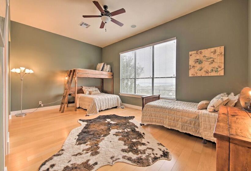 Lakeview Escape W/ Hot Tub, 1 Mi To Canyon Lake