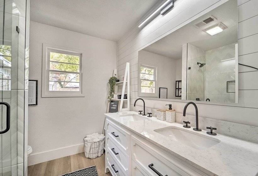 Luxurious Lubbock Home: Fire Pit, Outdoor Tv!