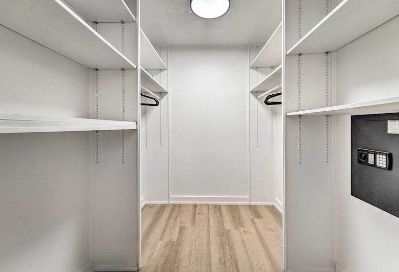 Luxurious Lubbock Home: Fire Pit, Outdoor Tv!