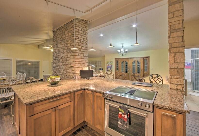 Malakoff Lakefront Home: Golf Course On Site!