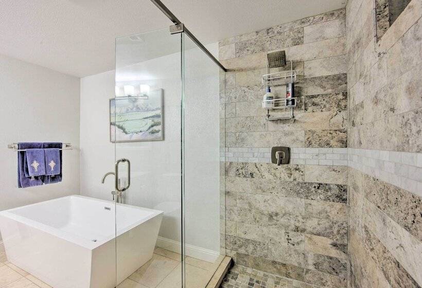 Malakoff Lakefront Home: Golf Course On Site!