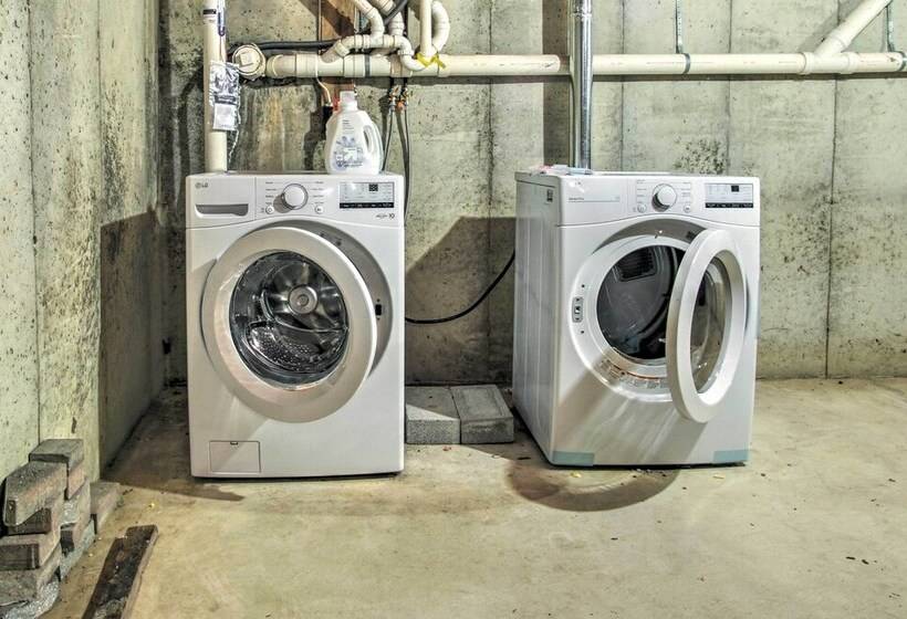 Marion Home W/ Private Deck < 1 Mi From Beach