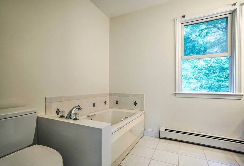 Marion Home W/ Private Deck < 1 Mi From Beach