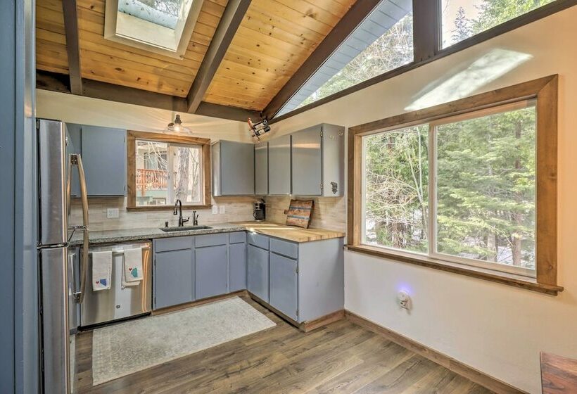Incline Village Cabin W/ Patio: 2 Mi To Beach!