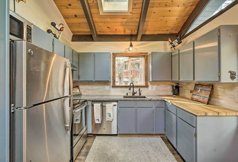 Incline Village Cabin W/ Patio: 2 Mi To Beach!