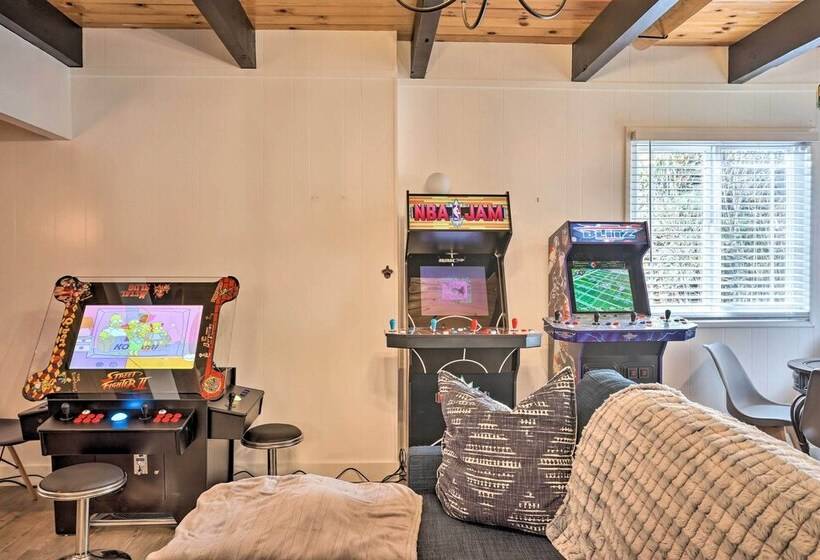 Modern Cabin W/ Game Room & Deck, Near Skiing