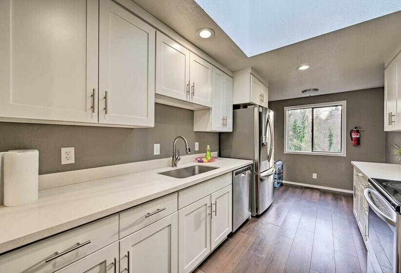 Shoreline Home W/ Deck ~ 14 Mi To Downtown Seattle