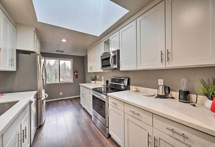 Shoreline Home W/ Deck ~ 14 Mi To Downtown Seattle
