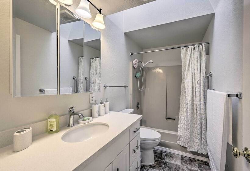 Shoreline Home W/ Deck ~ 14 Mi To Downtown Seattle