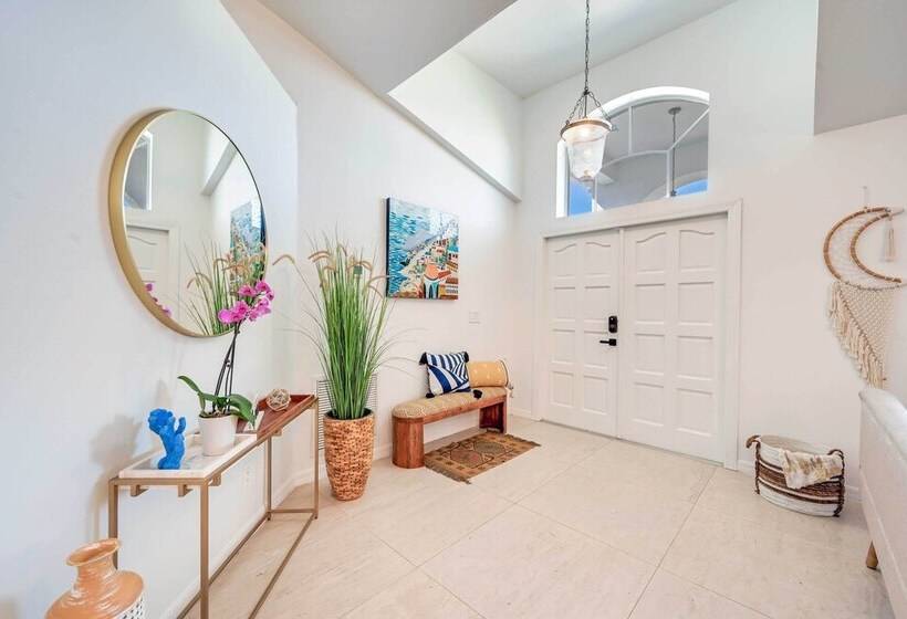 Modern Naples Oasis W/ Saltwater Pool & Jacuzzi!