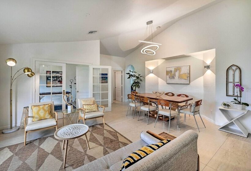 Modern Naples Oasis W/ Saltwater Pool & Jacuzzi!