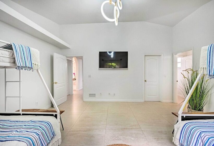 Modern Naples Oasis W/ Saltwater Pool & Jacuzzi!