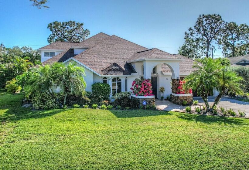 Modern Naples Oasis W/ Saltwater Pool & Jacuzzi!