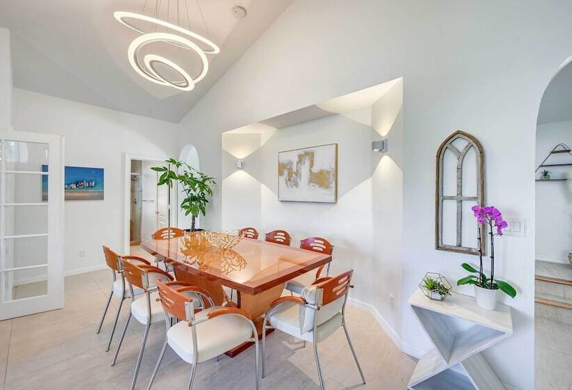 Modern Naples Oasis W/ Saltwater Pool & Jacuzzi!