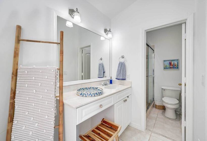 Modern Naples Oasis W/ Saltwater Pool & Jacuzzi!