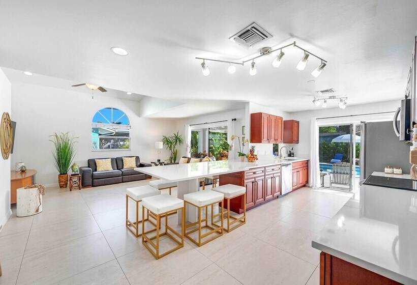 Modern Naples Oasis W/ Saltwater Pool & Jacuzzi!