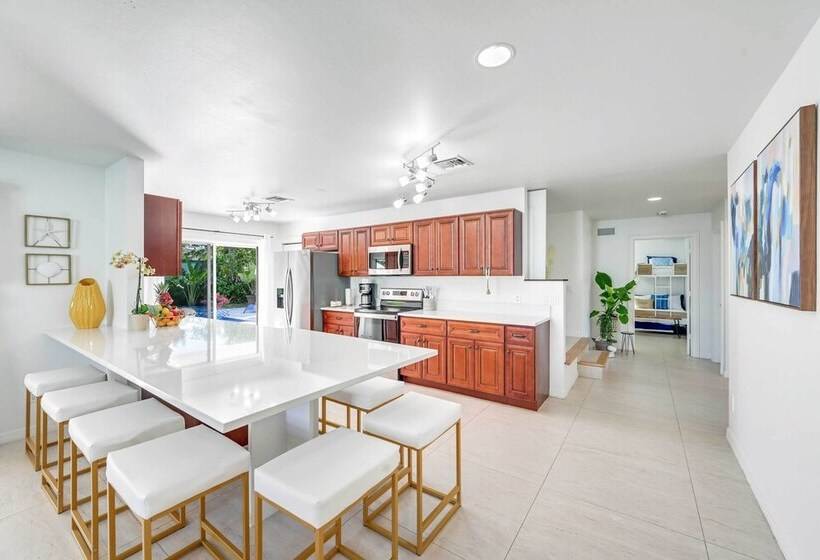 Modern Naples Oasis W/ Saltwater Pool & Jacuzzi!