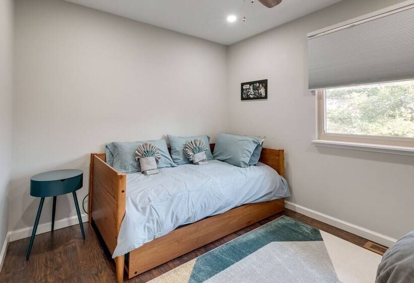 Modern North Potomac Home W/ Furnished Deck!