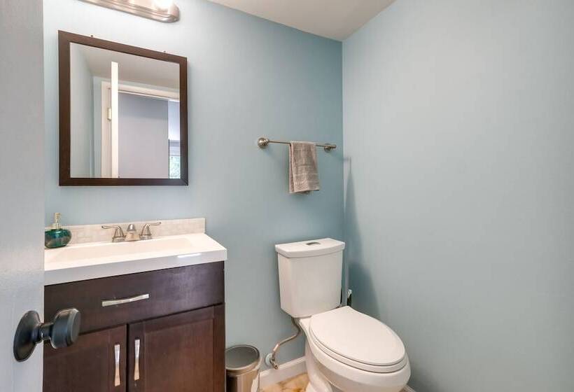 Modern North Potomac Home W/ Furnished Deck!